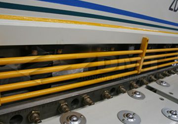 簡易式防護(hù)柵欄和球面工作臺.jpg 簡易式防護(hù)柵欄和球面工作臺.jpg