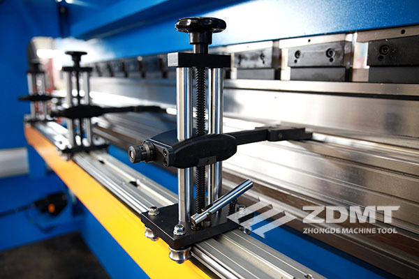 中德機(jī)床攜手意大利ESA成功研制新型電液同步數(shù)控折彎機(jī)4 中德機(jī)床攜手意大利ESA成功研制新型電液同步數(shù)控折彎機(jī)4