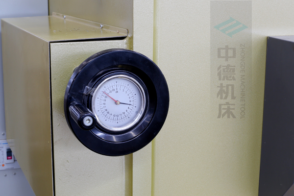 ZDG-832刀片間隙調節(jié)裝置，設置在機架前面，并有刻度顯示，調節(jié)方便.jpg