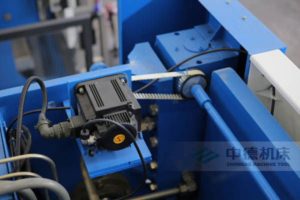 ZDPK-10032配有Y軸伺服定位功能，能精確有效提高Y軸精度，并使工作效率明顯提高