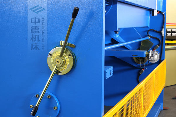 ZDS-2032剪板機(jī)刀片間隙手動(dòng)調(diào)節(jié)器，刻度清淅，調(diào)節(jié)省力又簡便.jpg