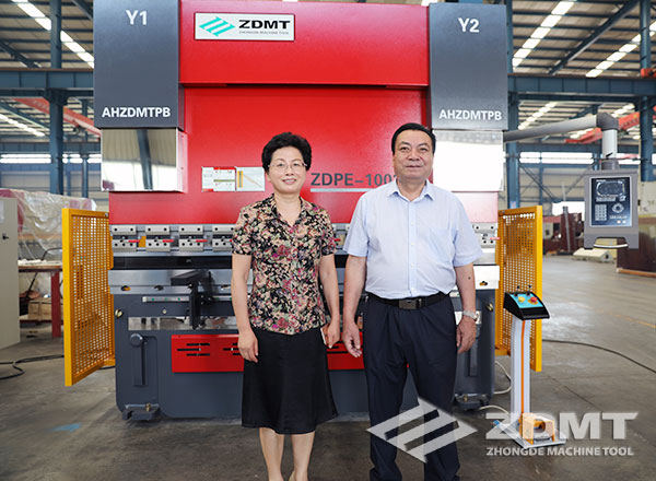 馬鞍山市政協(xié)主席李群來我公司“送清涼”慰問3 馬鞍山市政協(xié)主席李群來我公司“送清涼”慰問3