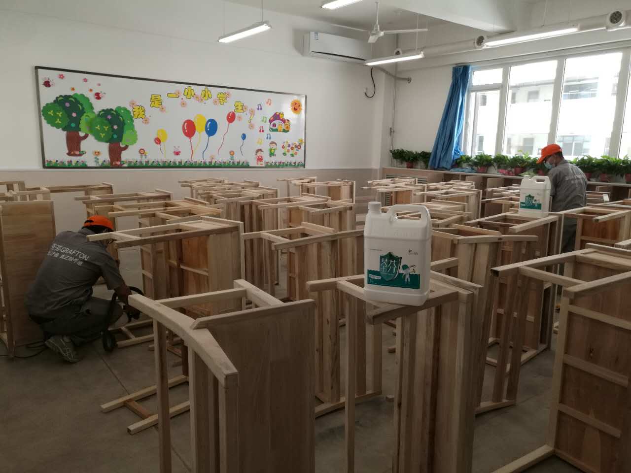 教室全部課桌進行重點施工 教室全部課桌進行重點施工