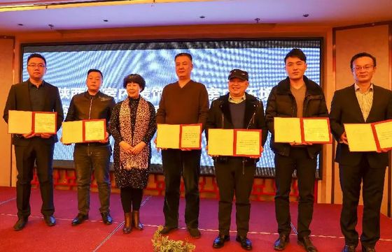 賀會長為凈化委主任、副主任、秘書長頒發(fā)證書