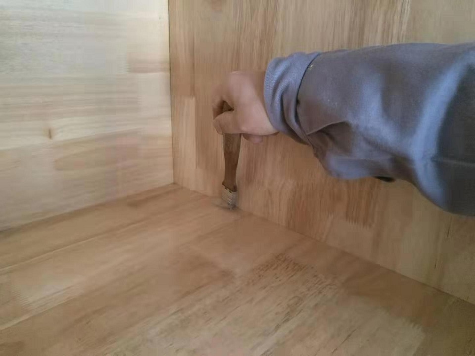 室內(nèi)柜子接縫刷子精細化施工治理
