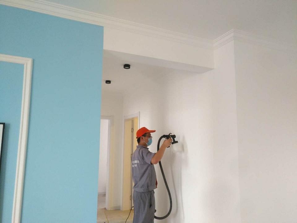 客餐廳過道墻面全方位噴涂施工 客餐廳過道墻面全方位噴涂施工