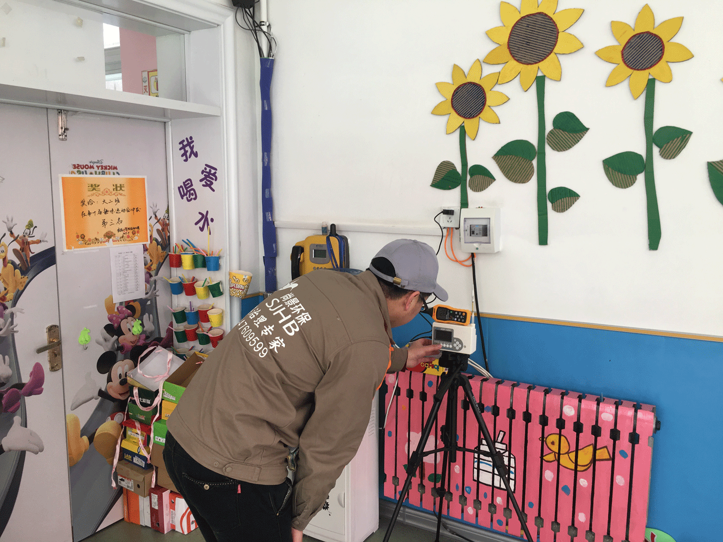 教室甲醛儀器檢測(cè)進(jìn)行中 教室甲醛儀器檢測(cè)進(jìn)行中