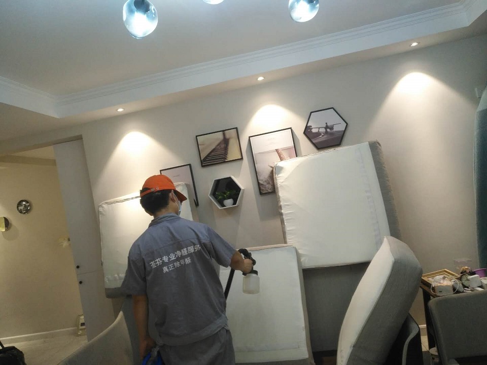 客廳沙發(fā)全方位噴涂施工 客廳沙發(fā)全方位噴涂施工