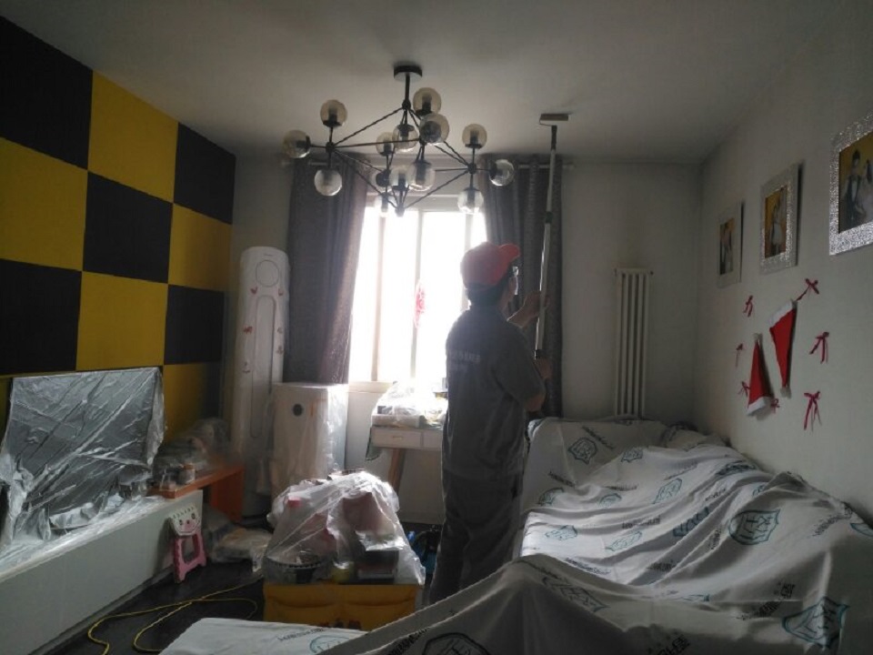 客廳頂面滾筒全方位施工治理甲醛 客廳頂面滾筒全方位施工治理甲醛