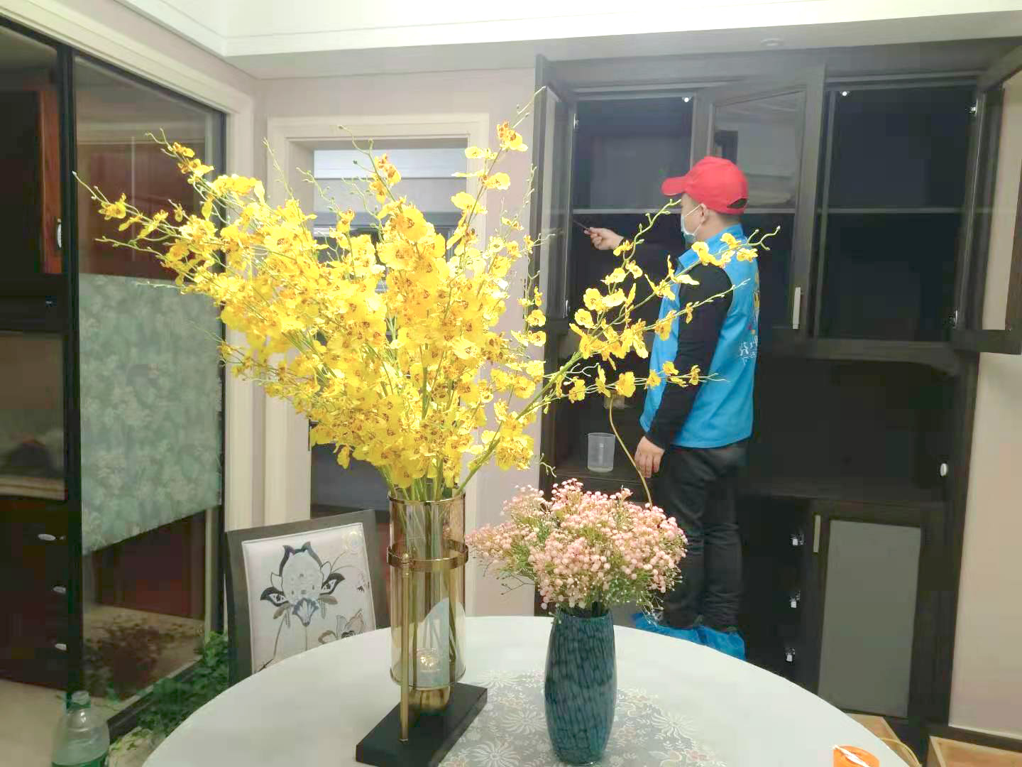 客廳木柜重點污染源刷子精細化施工 客廳木柜重點污染源刷子精細化施工