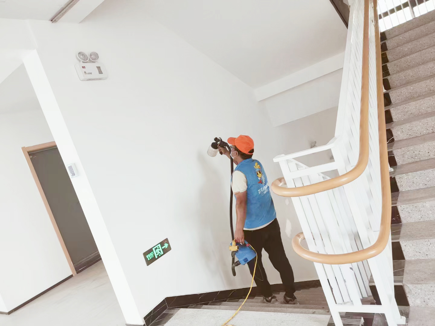 學(xué)校樓梯過道墻面頂面噴涂治理 學(xué)校樓梯過道墻面頂面噴涂治理