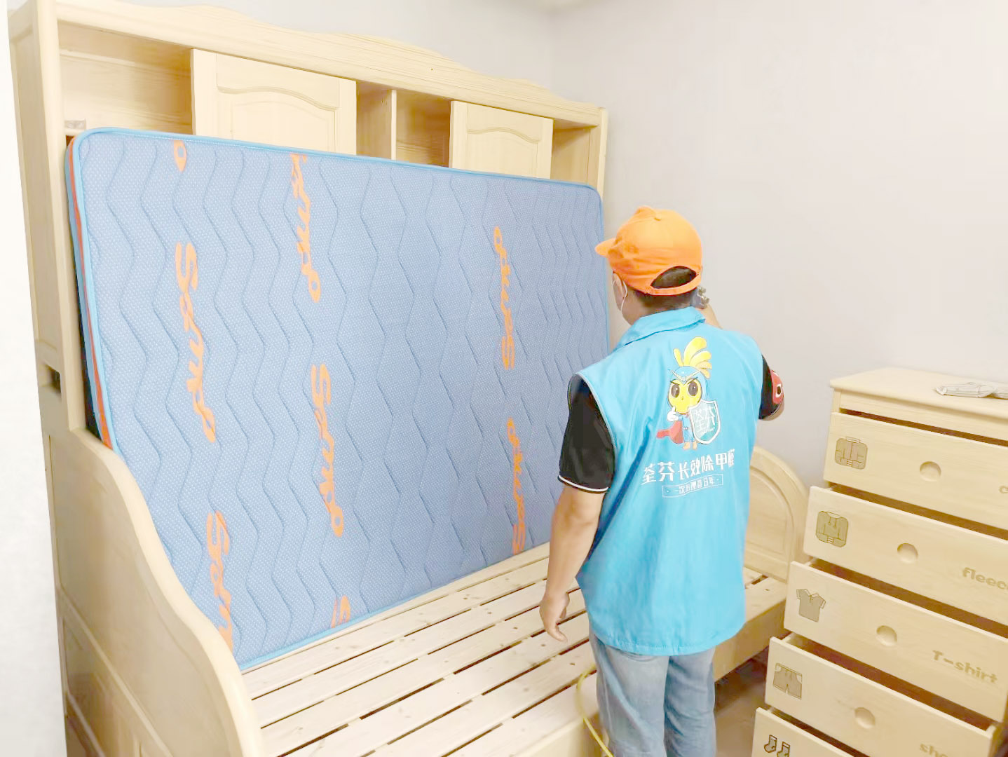 臥室床墊床架?chē)姌屖┕ぶ卫砑兹? width=