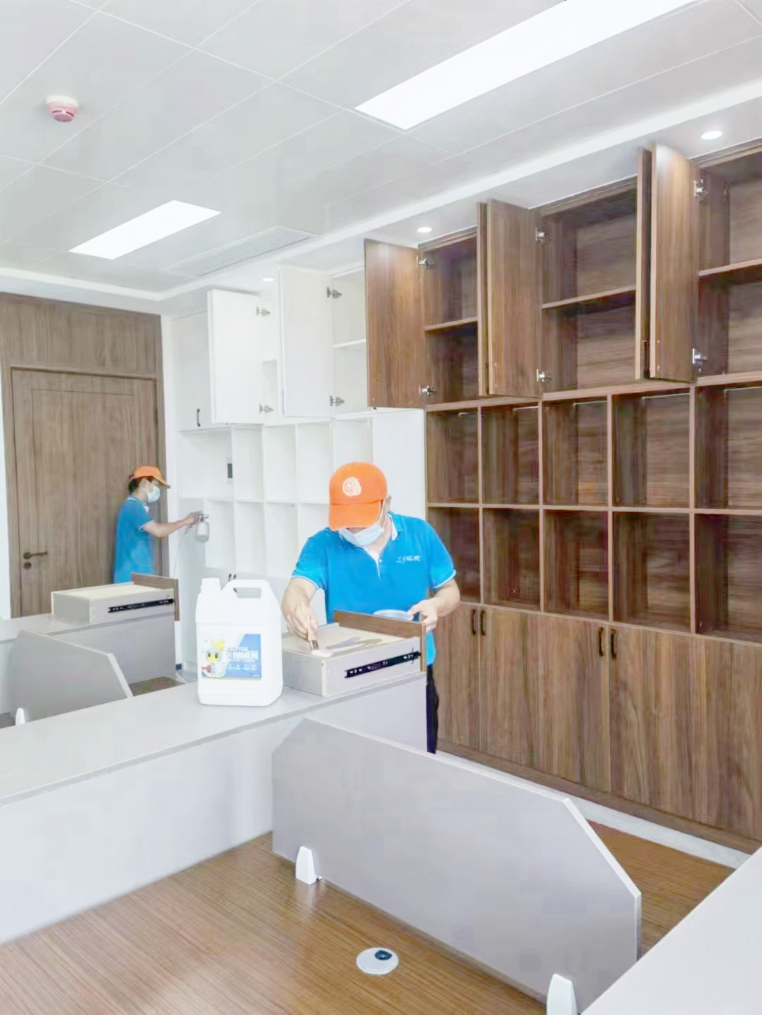 辦公區(qū)域儲物柜全方位噴涂治理 辦公區(qū)域儲物柜全方位噴涂治理