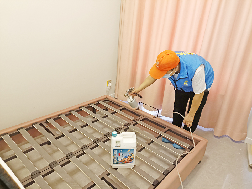 臥室床架?chē)姌屖┕ぶ卫砑兹? width=