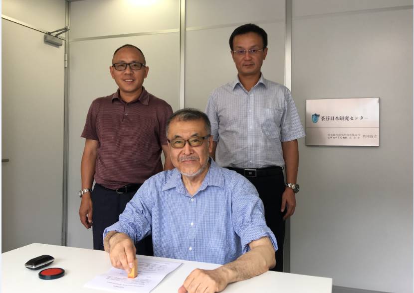 GRAFTON進(jìn)藤社長(zhǎng)與荃芬品牌創(chuàng)始人杜煒東先生（后排右一）、何榮先生（后排左一）